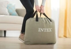 Intex Deluxe Pillow Rest Raised Luchtbed - Queensize - Ingebouwde Elektrische Pomp -Kampeer Verkoop 1320 1900 64136 inuse1 2017 300