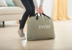 Intex Comfort Plush Hoog Luchtbed - Queensize - Ingebouwde Elektrische Pomp -Kampeer Verkoop 1320 1900 64414 inuse1 2017 300