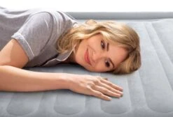 Intex Comfort Plush Hoog Luchtbed - Queensize - Ingebouwde Elektrische Pomp -Kampeer Verkoop 1320 1900 64414 inuse4 2022 300
