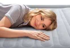 Intex Comfort Plush Luchtbed - Eenpersoons - Ingebouwde Elektrische Pomp -Kampeer Verkoop 1320 1900 67766 inuse4 2022 300