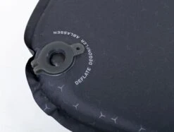 Exped SIM 3.8 LW Zelfopblazende Slaapmat -Kampeer Verkoop 1441 1900 sim black valve close