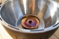 LotusGrill XL Hybrid Houtskoolbarbecue - Rood -Kampeer Verkoop lotusgrill binnenkant pitje 3