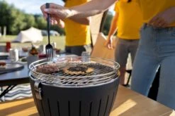 LotusGrill XL Hybrid Houtskoolbarbecue - Rood -Kampeer Verkoop lotusgrill in gebruik hamburger 3